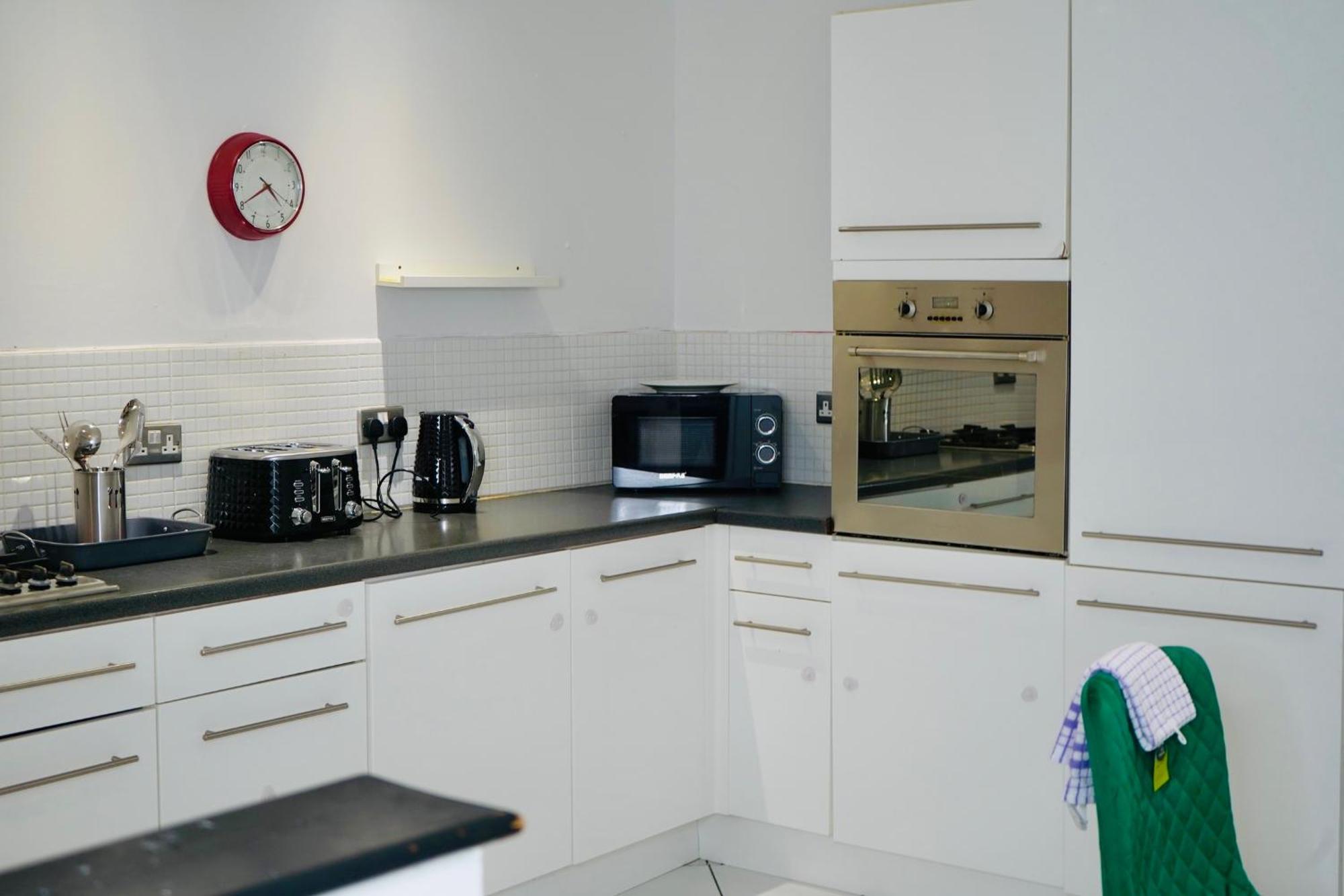 Cozy 2bedroom House With 4bed With Parking *