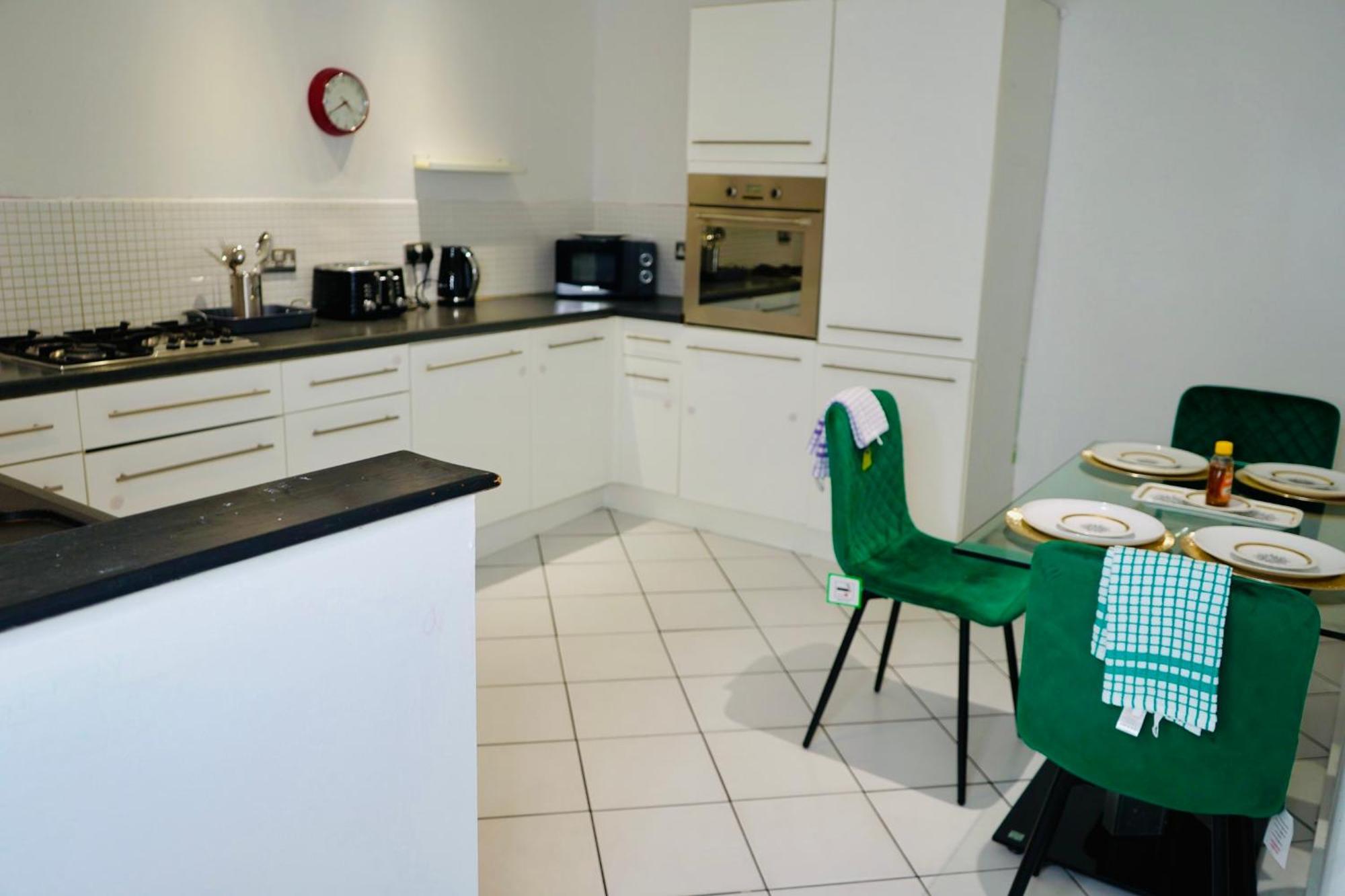 Cozy 2bedroom House With 4bed With Parking