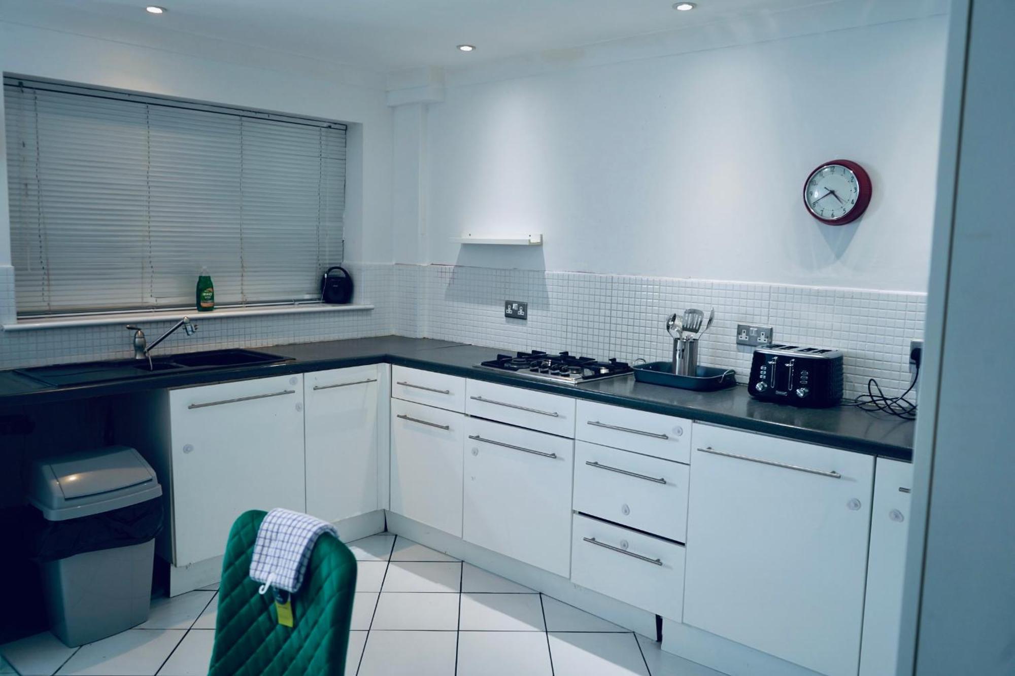 Cozy 2bedroom House With 4bed With Parking *
